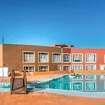 Moderna Casa De Invitados Con Terraza Y Piscina